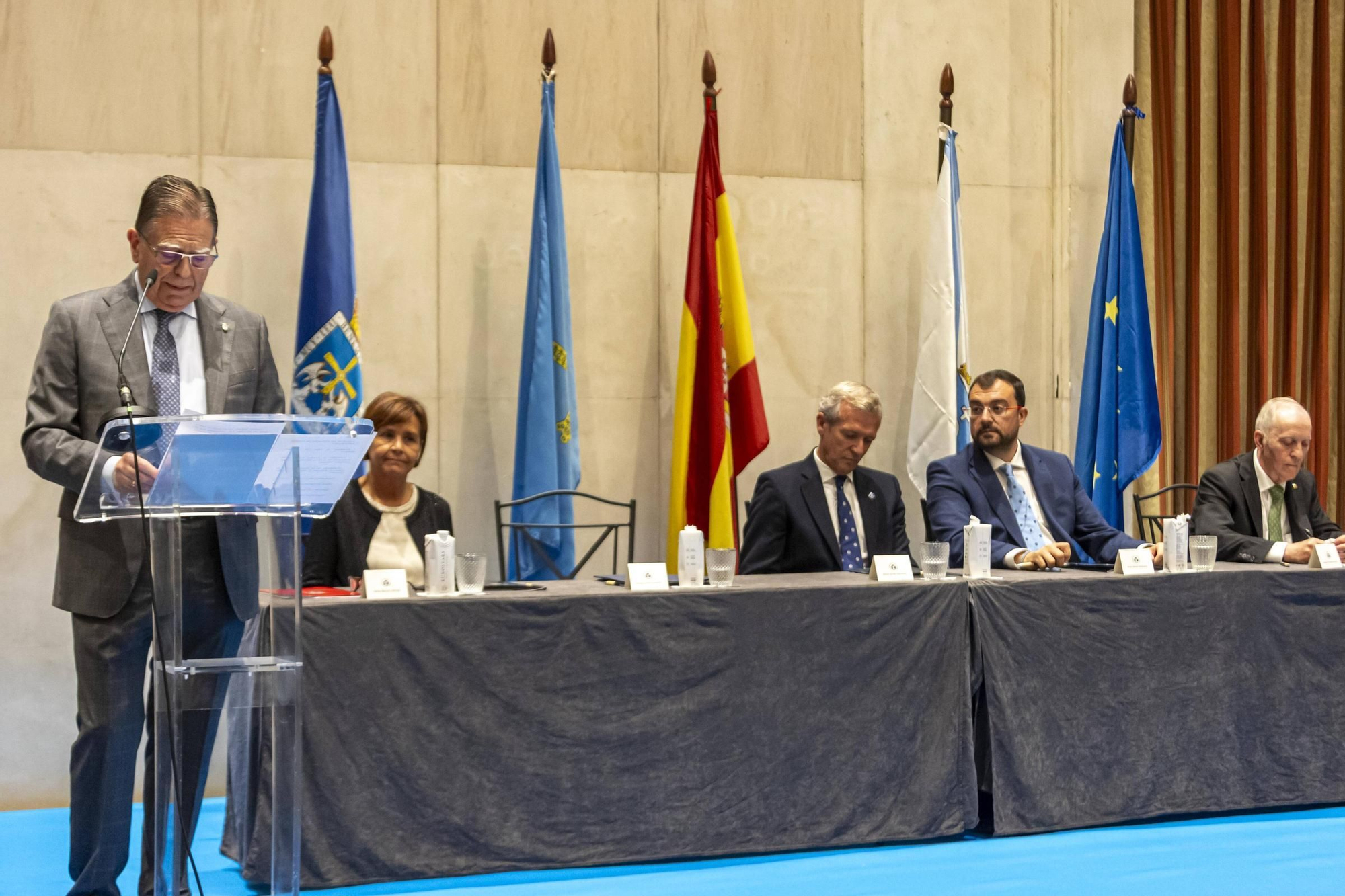 La Asociación Día de Galicia en Asturias entrega su medalla de oro a Adrián Barbón y Carmen Moriyón