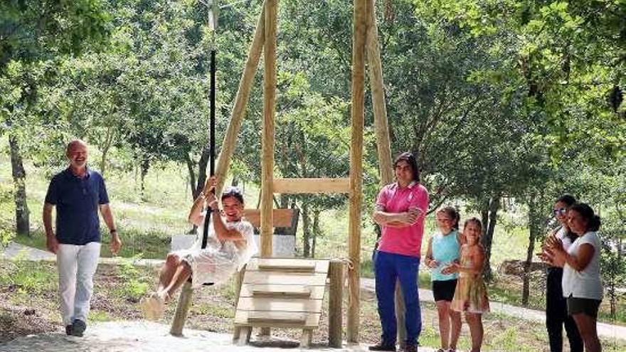 Arévalo se lanza por la tirolina del parque &quot;O son do regueiro&quot;. // A. H.