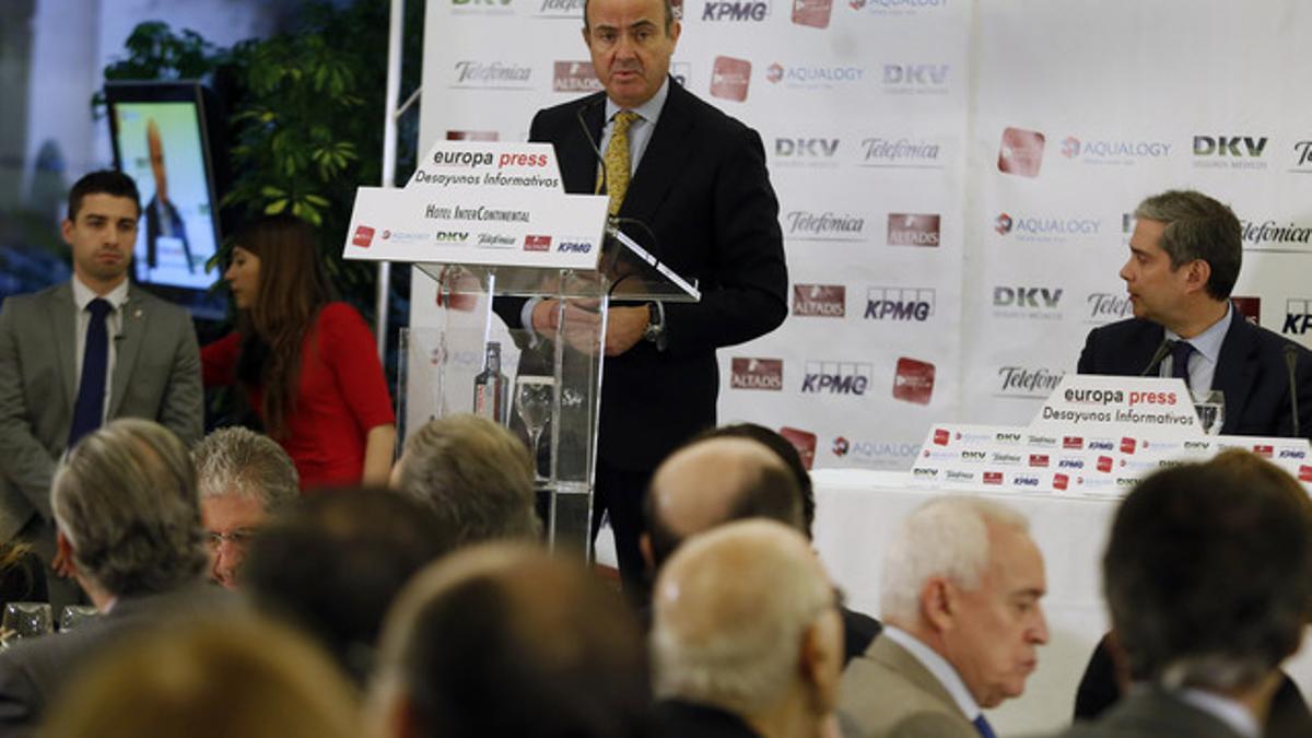 Luis de Guindos, durante un desayuno informativo, este martes en Madrid.