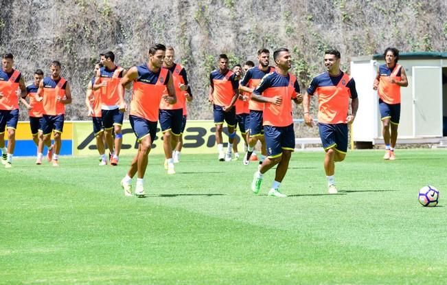 Entrenamiento de la UD Las Palmas en Barranco ...