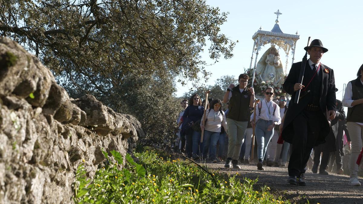 Miles de personas disfrutan de la romería del cambio con la Virgen de Luna en Pozoblanco.