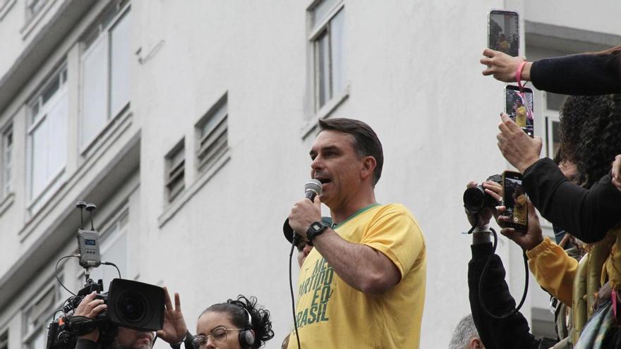 Un sondeo da a Bolsonaro una mínima ventaja frente a Lula a pocas semanas de las elecciones en Brasil
