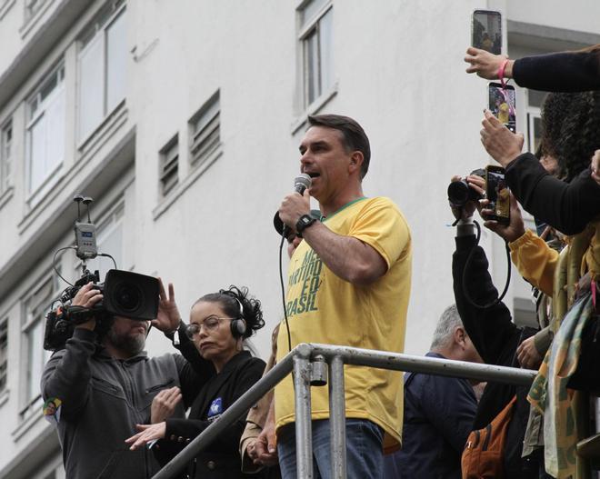 Un sondeo da a Bolsonaro una mínima ventaja frente a Lula a pocas semanas de las elecciones en Brasil