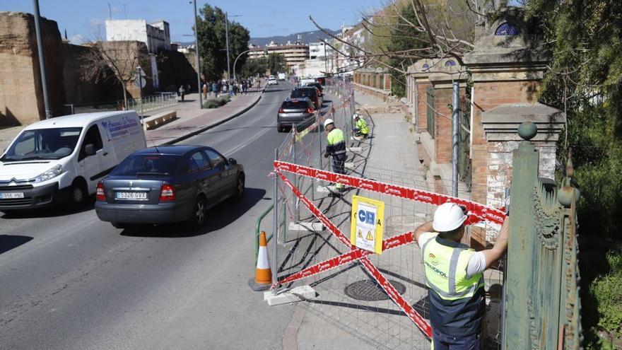 Operarios de la empresa adjudicataria colocan vallas para delimitar la zona en la que se intervendrá en esta segunda fase de la reforma de la ronda del Marrubial.