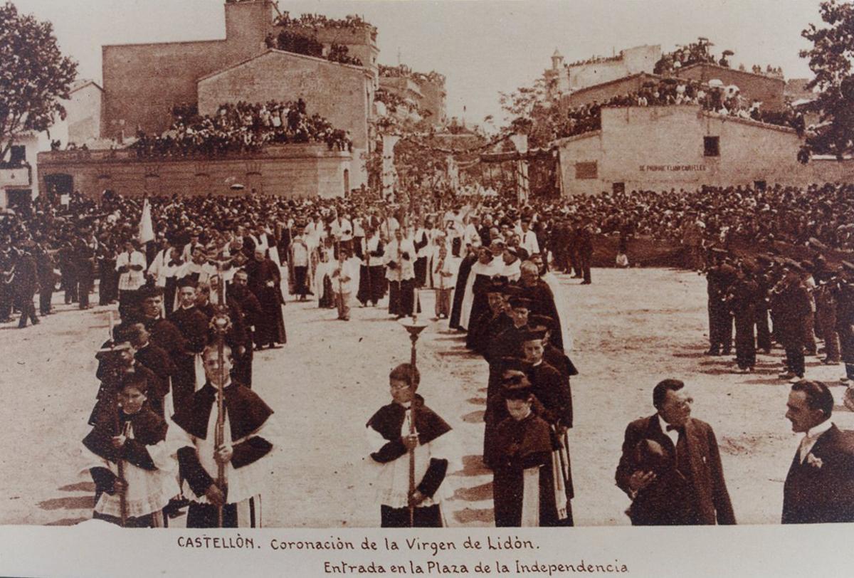 Año 1924, momento en el que la comitiva llega a la plaza de la Independencia para la coronación de la Lledonera.