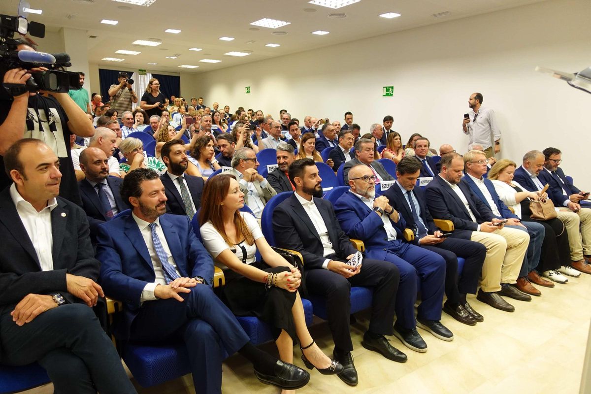 El salón de actos de Ceclor se llenaba durante la asamblea.