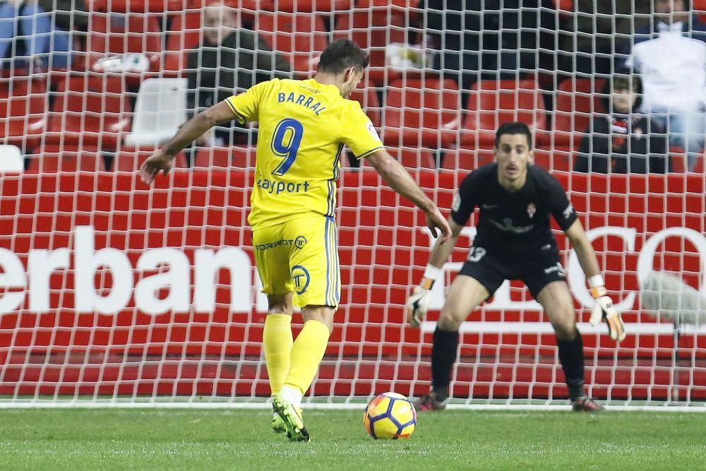 El partido entre el Real Sporting y el Cádiz, en imágenes