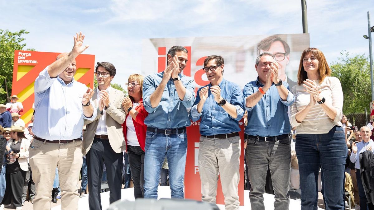 Juan Espada junto a Pedro Sánchez y Salvador Illa, en un mitín de las elecciones en Catañuña.