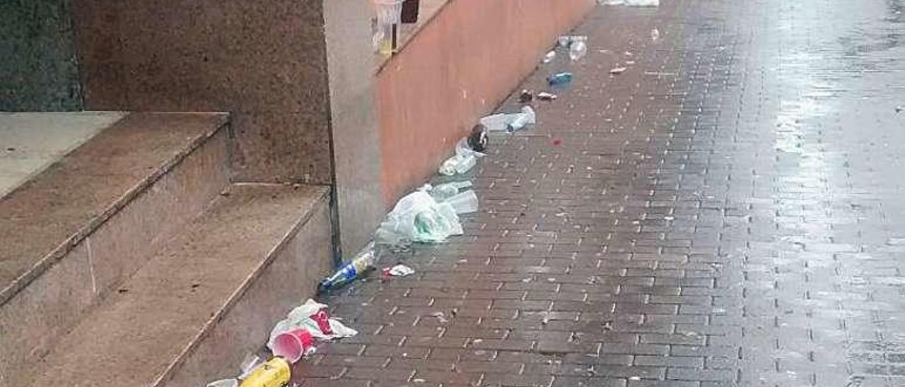 Restos de &quot;botellón&quot; nocturno en la Avenida de Marín. // FdV