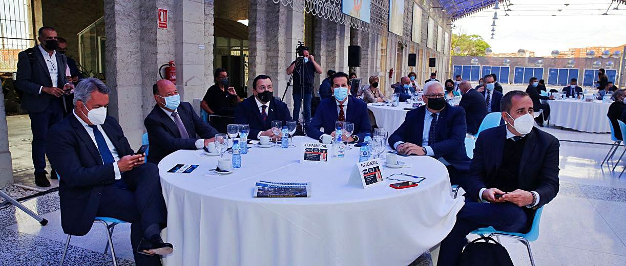 Diego Lorente , secretario general y director general de AVE (Asociación Valenciana de Empresarios); Juan Bosco Montero, subdelegado de Defensa en Alicante; Antonio Arias, vicepresidente y consejero delegado de Vectalia; Rubén Alfaro, alcalde de Elda; Manuel Román, presidente AEC (Asociación Española de Empresas de Componentes de Calzado) y Jorge Alarte, director general de Relaciones con las Comunidades Autónomas y Representación Institucional en la Generalitat Valenciana.