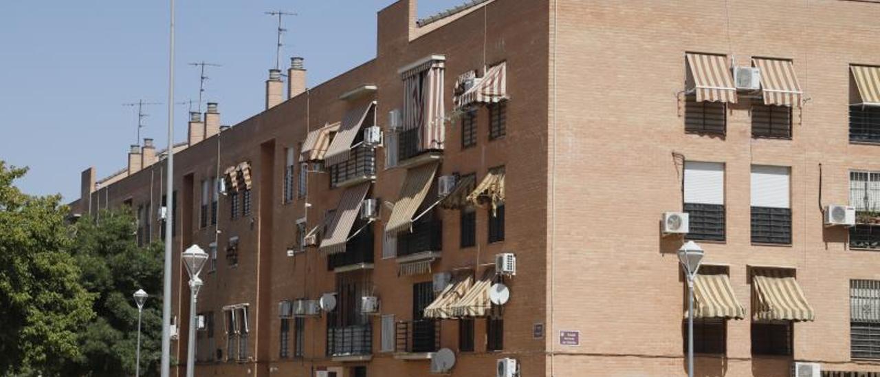 Fachada del edificio Residencial Mezquita, en el barrio del Guadalquivir.