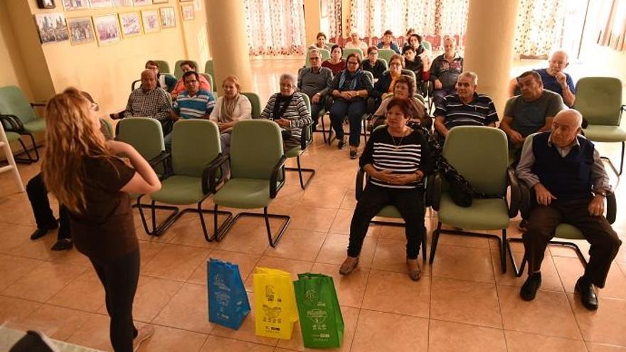 Una participante de Voluntariado de Canarias realizando una actividad con mayores.