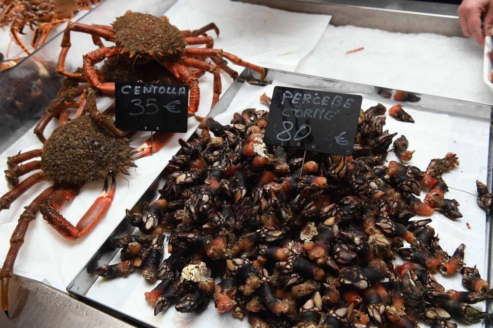 Las vendedoras afirman que las cifras de Nochebuena no se repetirán ante la caída de la demanda. Los consumidores optan por encargos para tener marisco fresco.