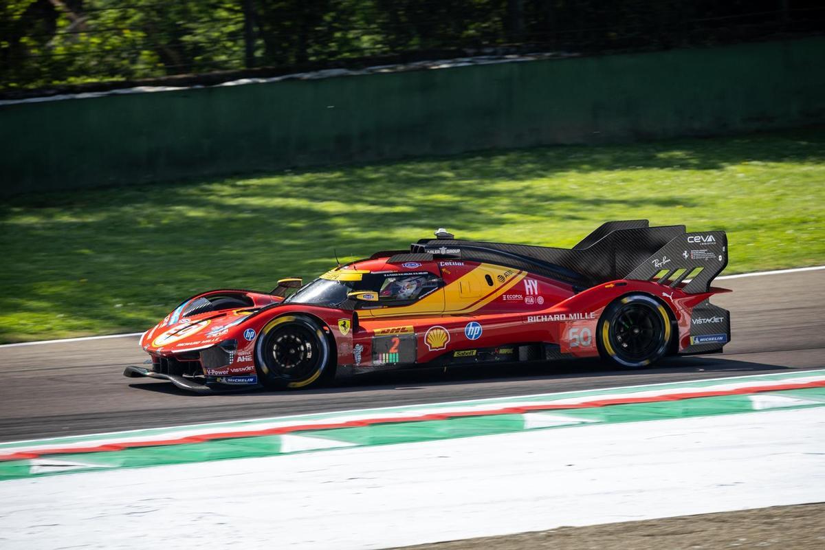 El Ferrari 499P de Fuoco, Molina y Nielsen rodando en Imola