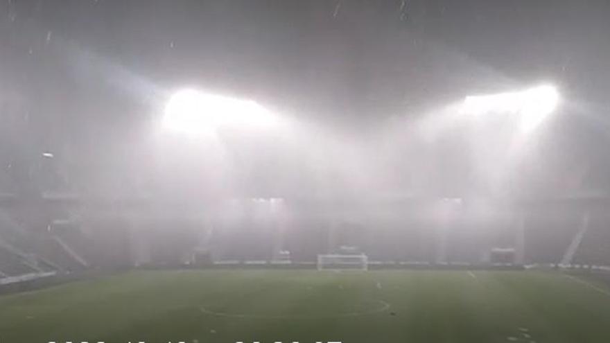 Tormenta en los prolegómenos del Elche-Mallorca en el estadio Martínez Valero