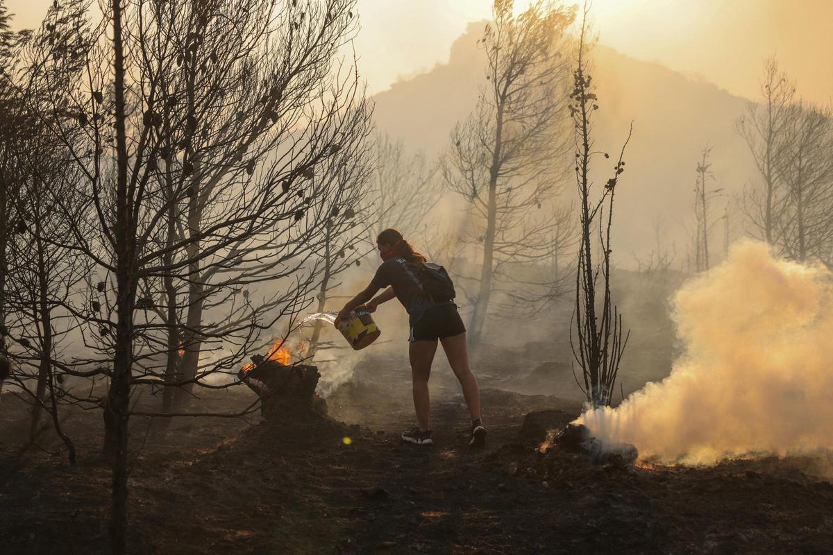 Dos grandes incencios cerca de Atenas obligan a evacuar a miles de personas