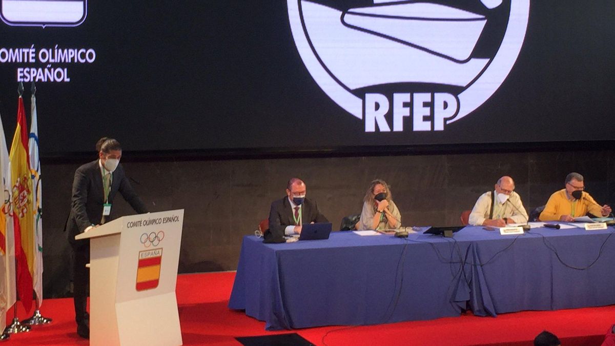 Javier Hernanz durante su intervención ante la asamblea