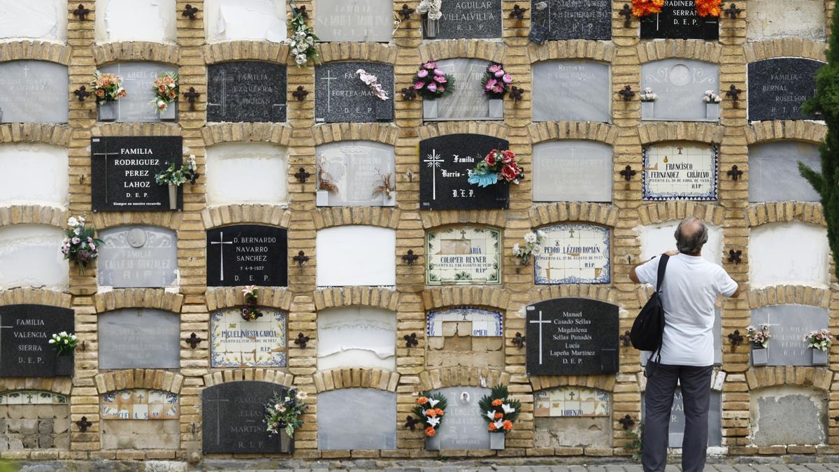 Un hombre frente al nicho de su familiar, este sábado, en el cementerio de Zaragoza.