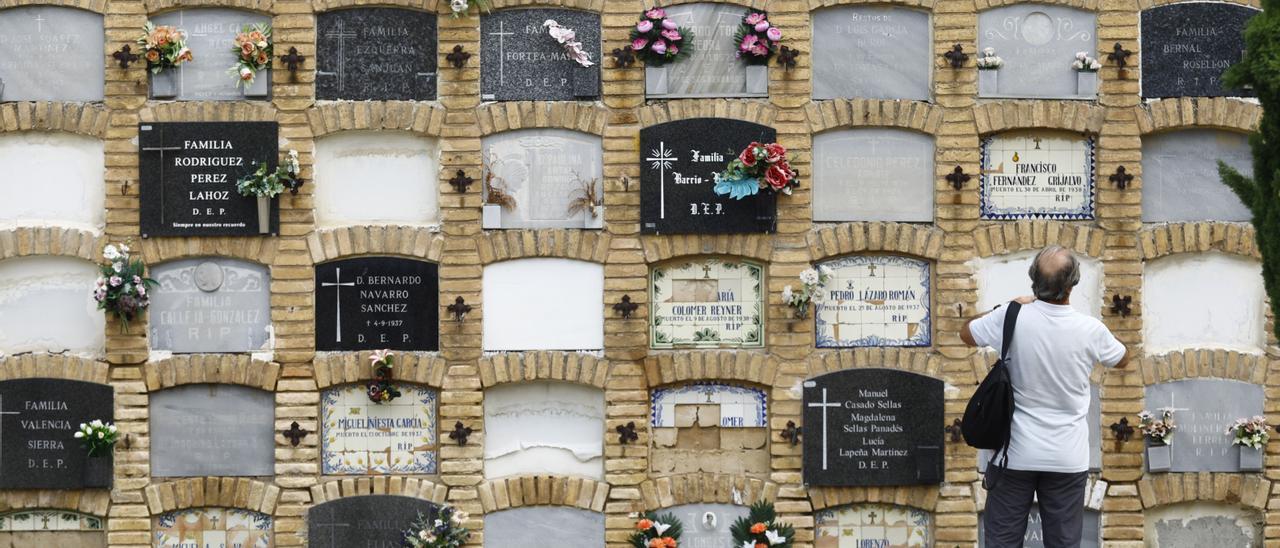 Un hombre frente al nicho de su familiar, este sábado, en el cementerio de Zaragoza.