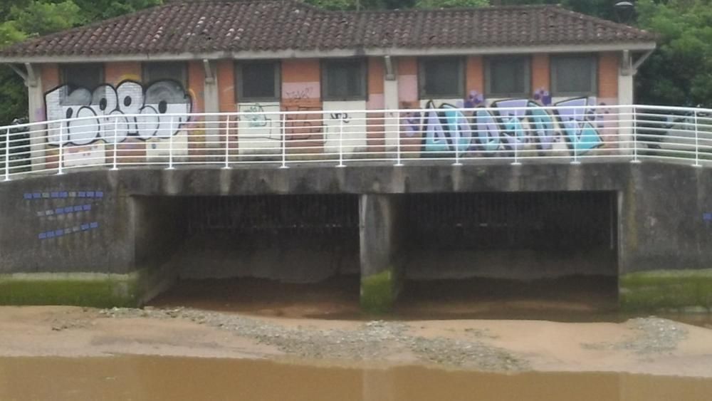 Aliviadero en el río Piles por el que sale la suciedad