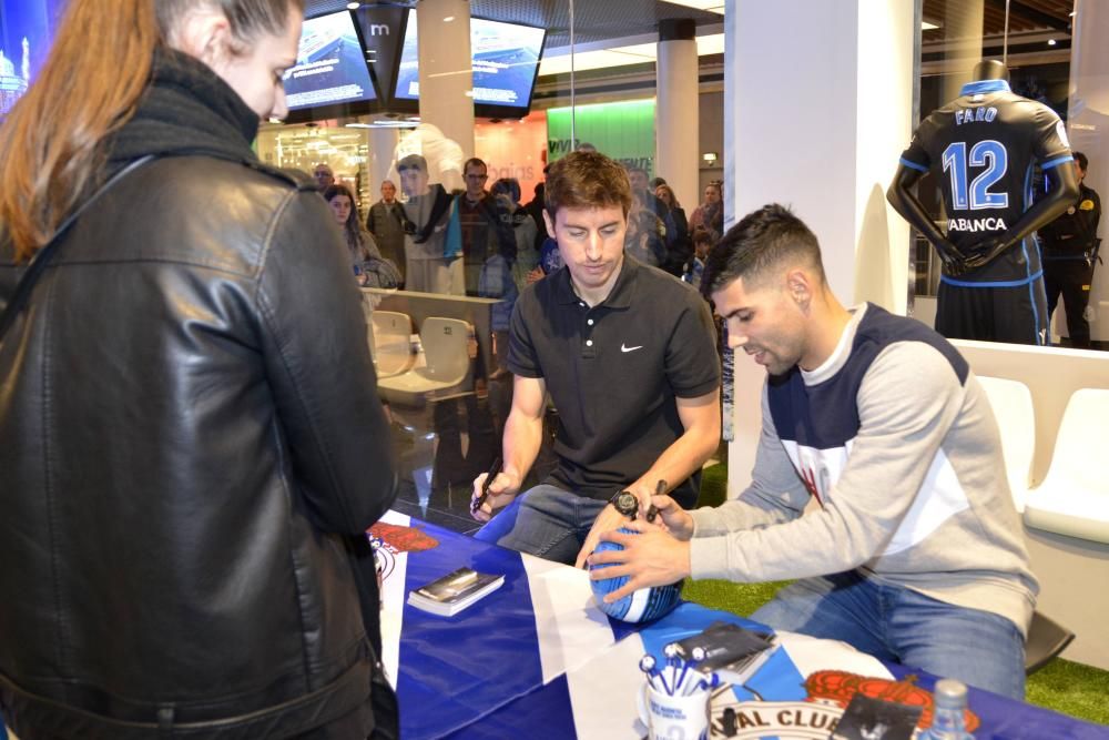 Pedro Mosquera y Juanfran entregan en la Deportienda de Marineda City los premios a los aficionados que participaron en una promoción del centro comercial.