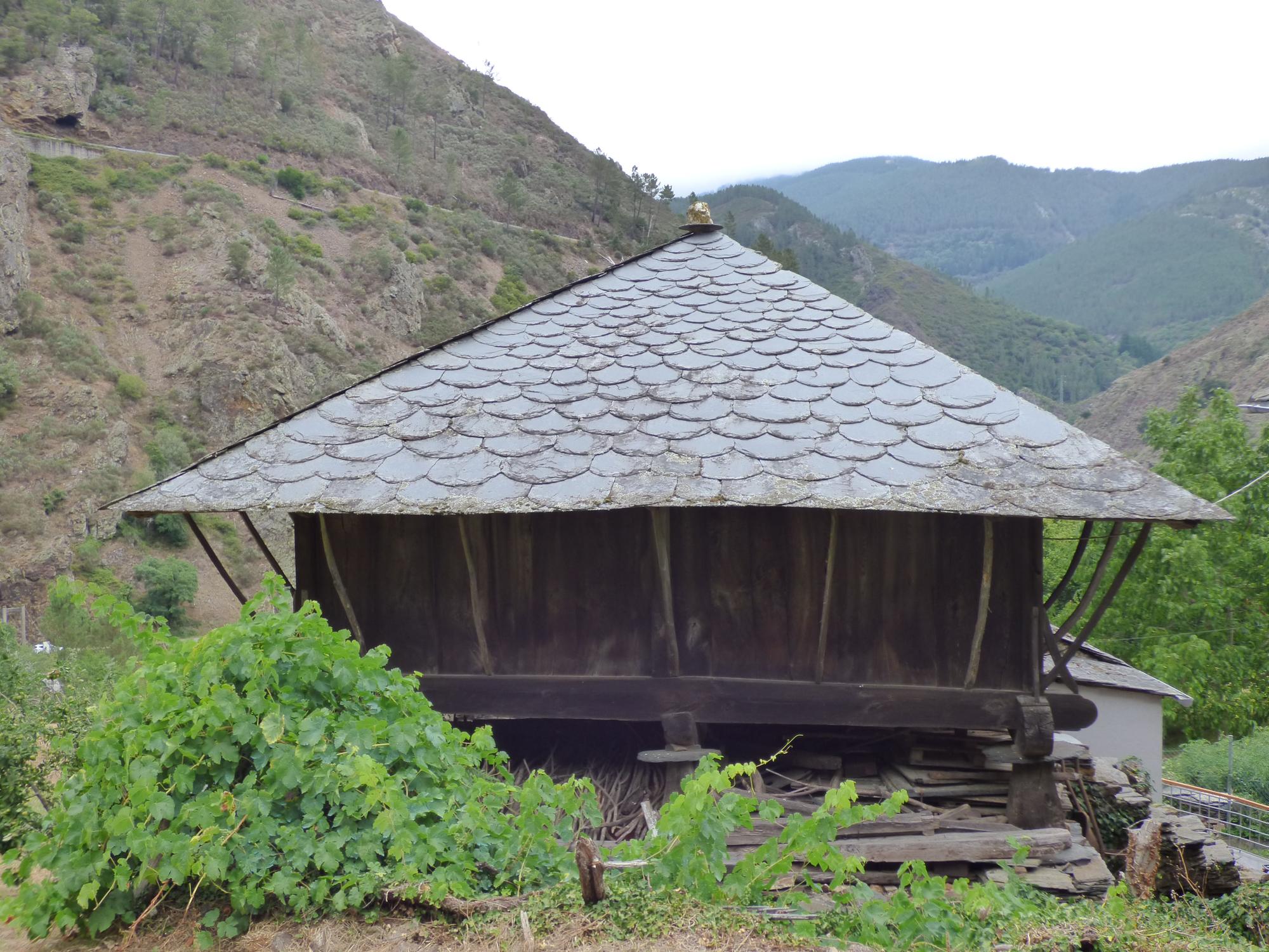 Pueblos guapos de Asturias: Riodeporcos (Ibias), al que se llega cruzando un puente