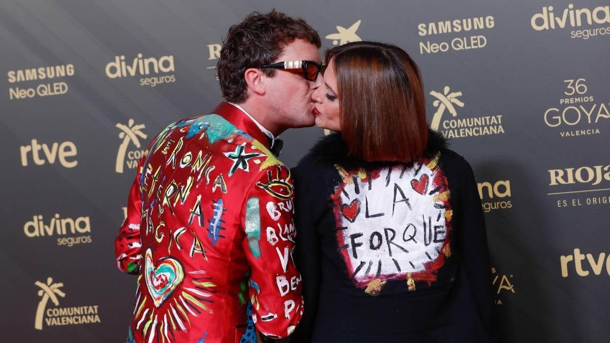 Macarena Gómez y Aldo Comas con chaquetas de Verónica Forqué en los Premios Goya 2022
