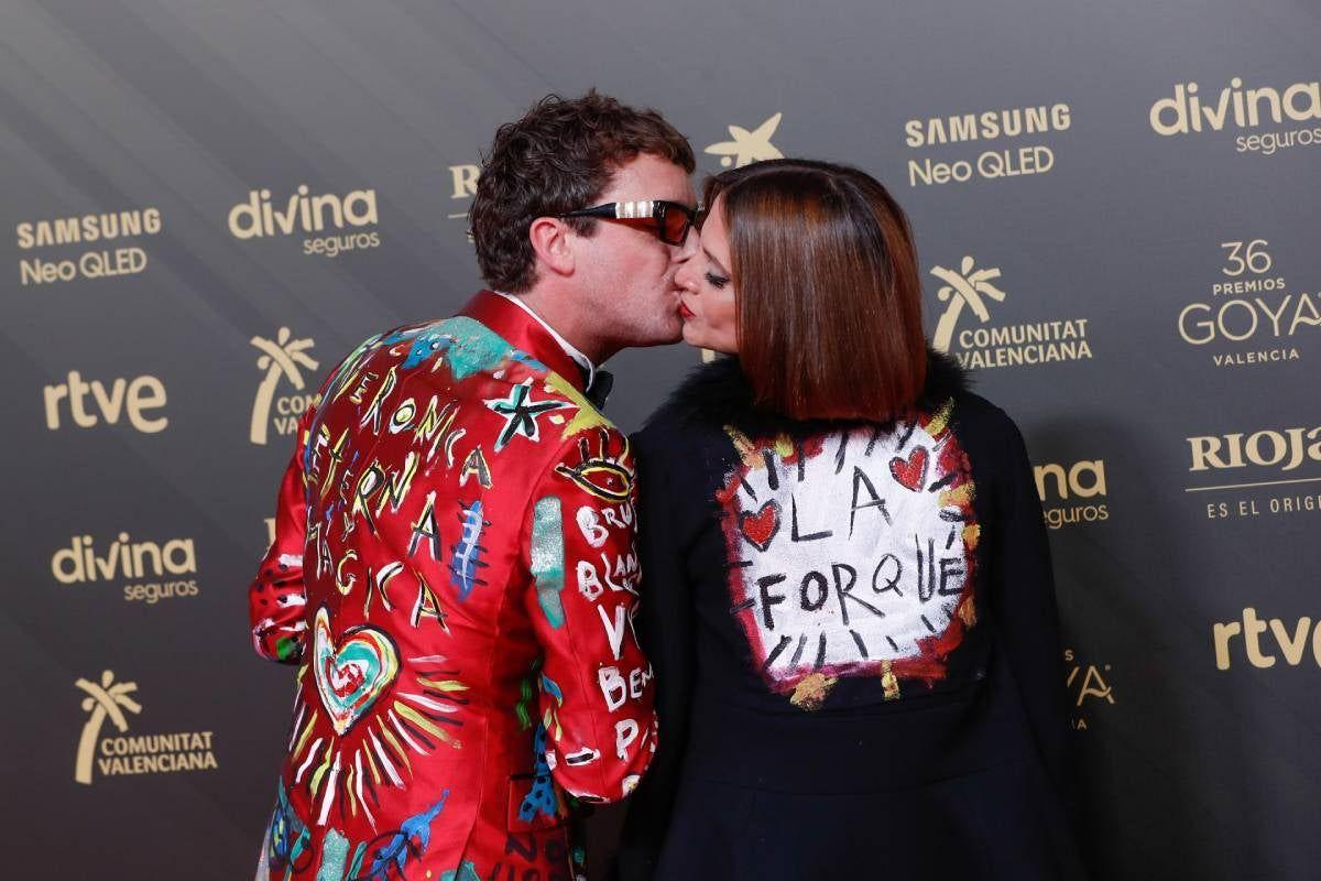 Macarena Gómez y Aldo Comas con chaquetas de Verónica Forqué en los Premios Goya 2022