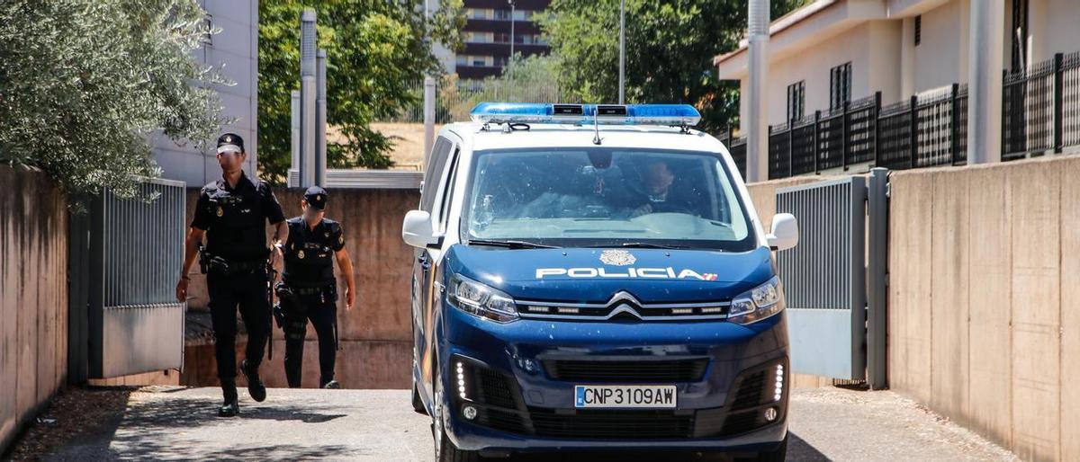 La fiscalia demana quatre anys i mig de presó i 1,6 milions per als acusats del robatori d’Atrio La fiscalia demana quatre anys i mig de presó i 1,6 milions per als acusats del robatori d’Atrio