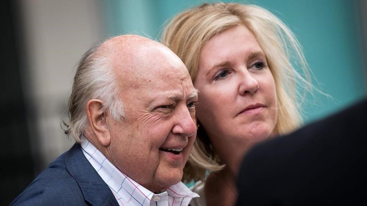 Roger Ailes, con su esposa, el día que dejó Fox News.