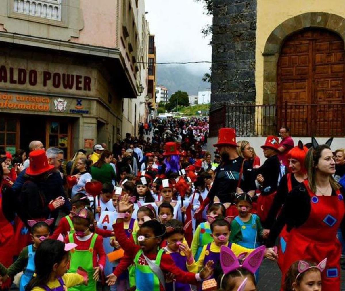 La Orotava presume de reina y grupos en el tradicional Coso del Martes del Carnaval