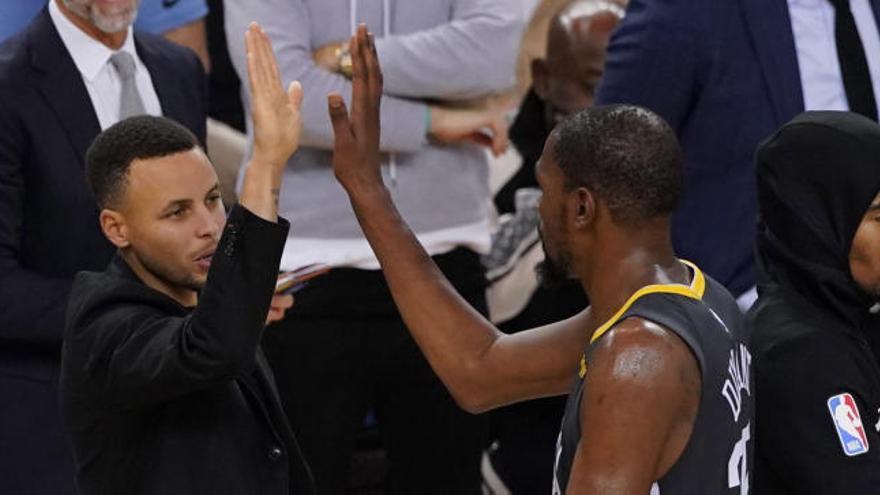 Curry, saluda a Kevin Durant ante los Blazers.