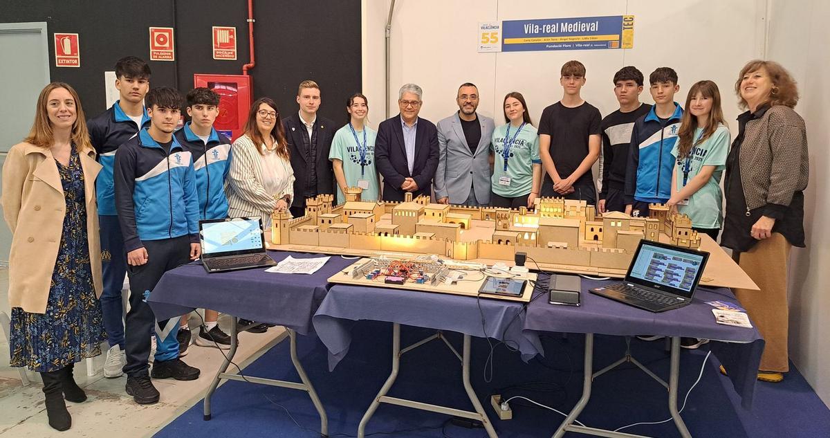 Autoridades y organizadores posan con alumnos de Fundación Flors, que han elaborado una maqueta iluminada e informativa de la Vila-real medieval.