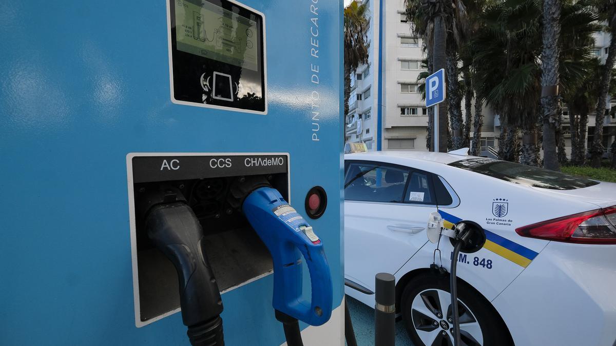 Un coche eléctrico en un punto de recarga en la capital grancanaria.