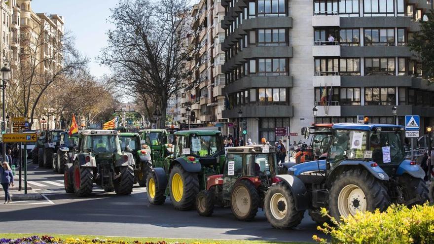 Imagen de la tractorada de protesta convocada ayer en Valencia que se replicará en Murcia.