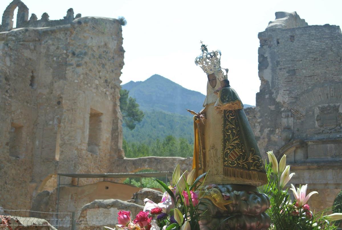 La imagen de la Santísima Virgen de la Murta en las ruinas del Monasterio