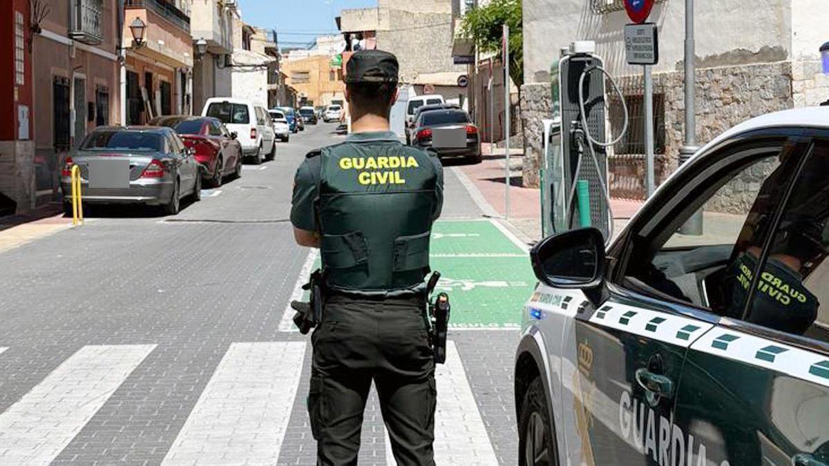 Un guardia civil consiguió un mazo de grandes dimensiones y derribó la puerta de entrada