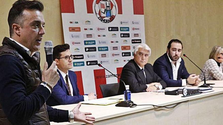 César Villafañe hace un rápido balance deportivo para los socios durante la Asamblea General Extreordinara del Zamora CF, ayer.