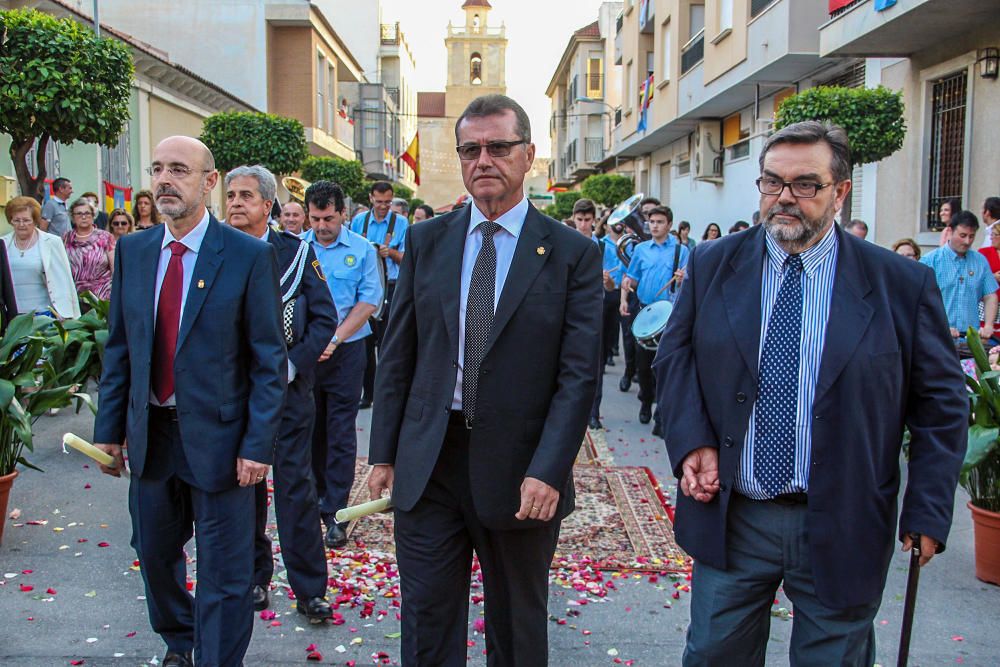 En el desfile religioso salió el Santísimo bajo palio acompañado de decenas de niñas y niños ataviados con sus trajes de Primera Comunión