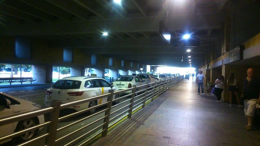 Libertad con cargos y orden de alejamiento del aeropuerto para los ocho nuevos detenidos de la &#039;mafia del taxi&#039;