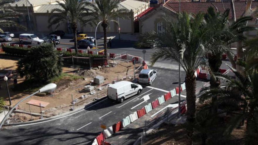 Los coches circulan por el vial abierto a través del paseo de Canalejas.