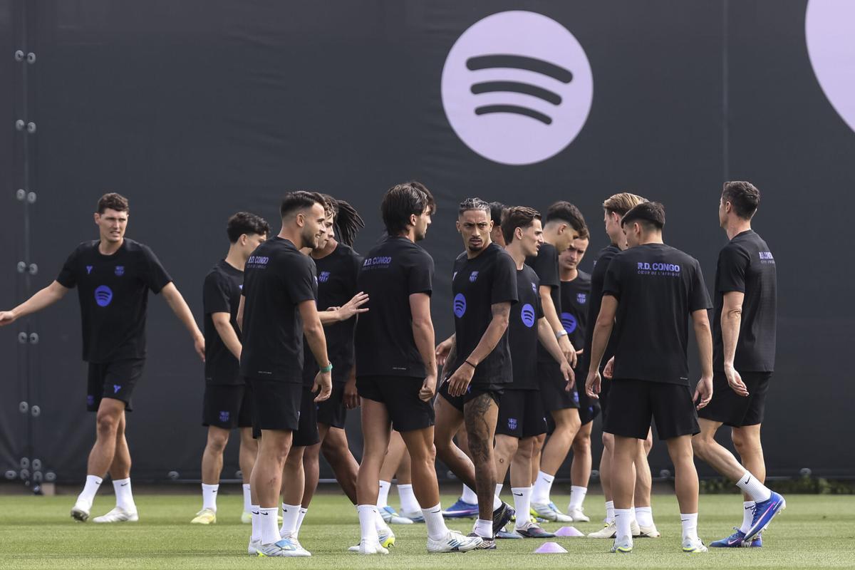 Raphinha, en el centro del grupo, en el la última sesión previa al Osasna-Barça.