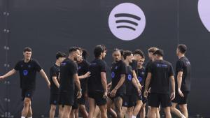 Raphinha, en el centro del grupo, en el la última sesión previa al Osasna-Barça.