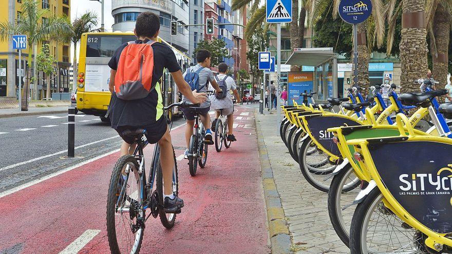 Un grupo de chicos pasan en bicicleta por el carril de la plaza de La Feria, el más frecuentado de la capital.