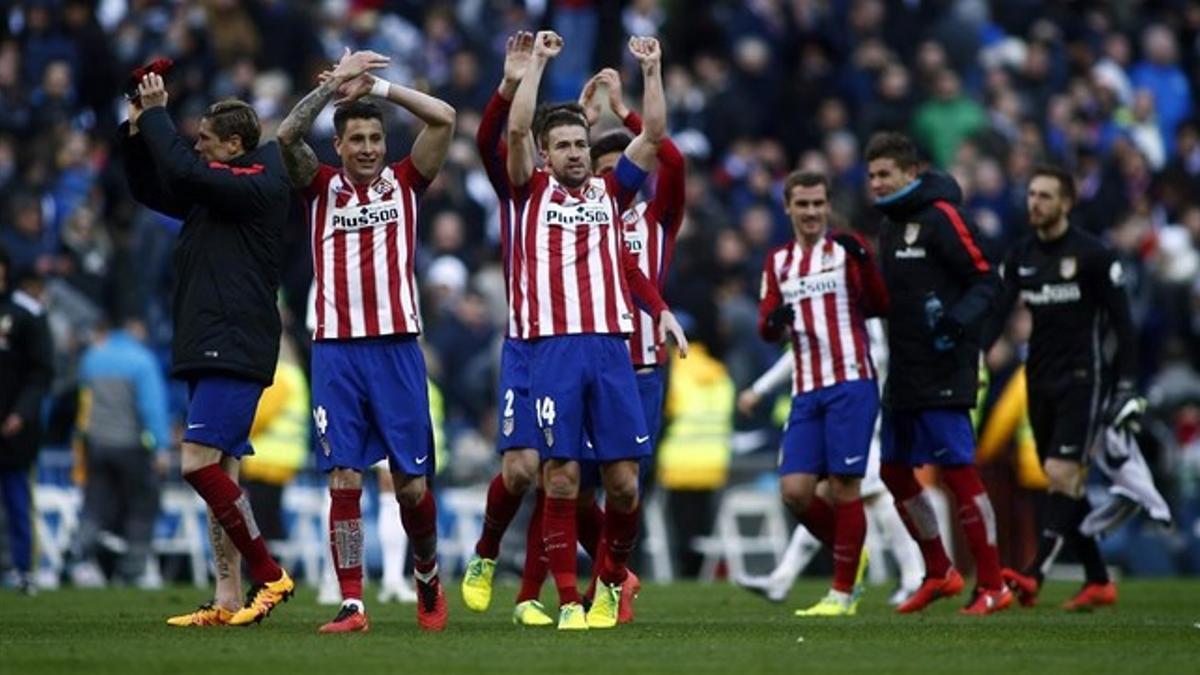 Los jugadores del Atlético celebrando la victoria en el Bernabéu