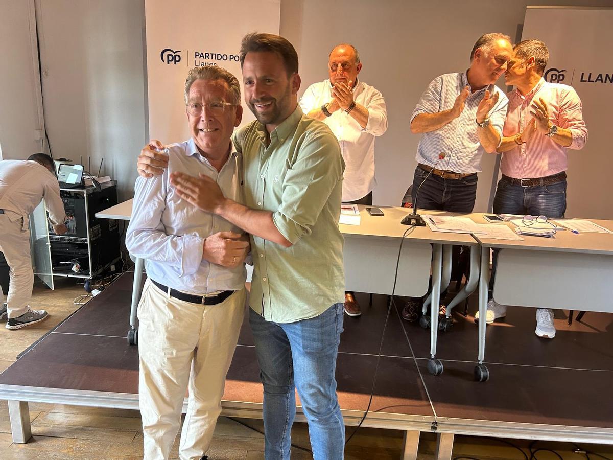 Tomás Antuña junto a Álvaro Queipo durante el Congreso local del PP en Llanes