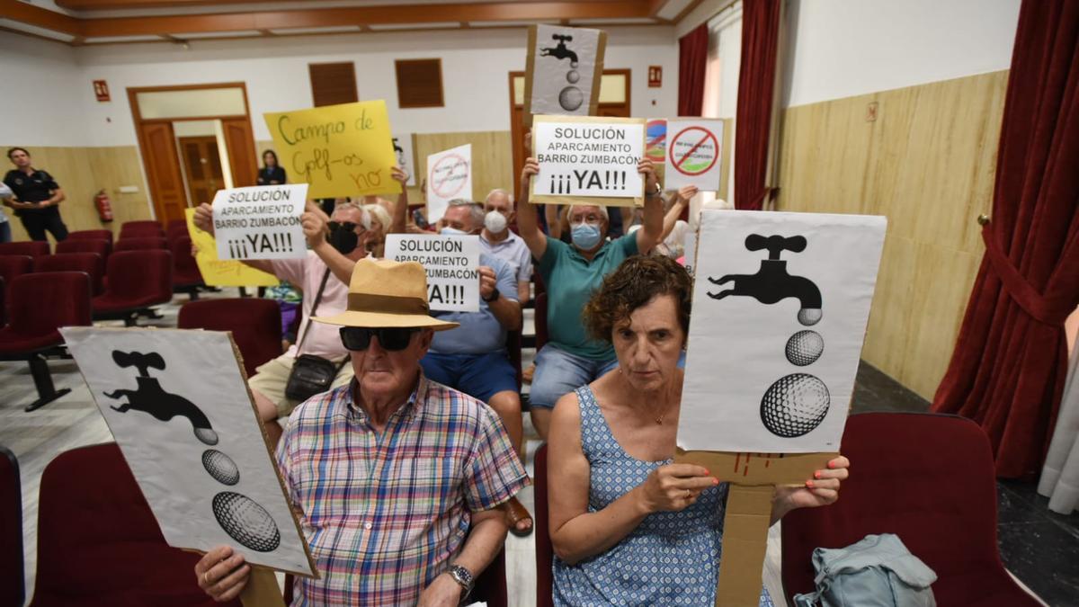 Protestas y pancartas en el salón de plenos por la construcción de un nuevo campo de golf.