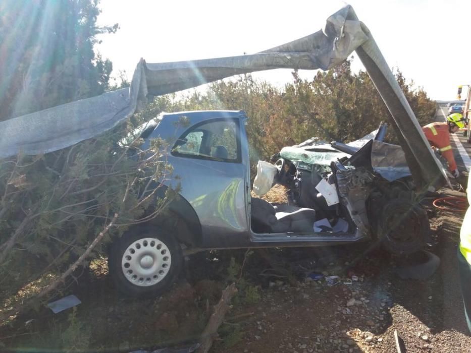 Imágenes del rescate y la asistencia al conductor accidentado hoy en Buñol.