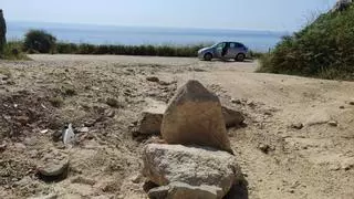 El vial a Cabo Home está impracticable y los coches quedan "varados" en los socavones