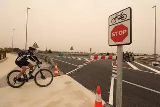 Una barrera rígida separará el carril bici del tráfico en la rotonda de la Vía Parque